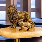 Бронзовая композиция «Лев и львёнок» на ониксе — фотография 1