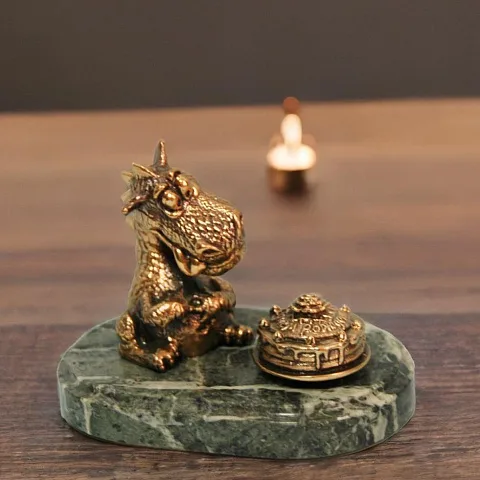 Бронзовая статуэтка «Праздничный» — дракон у торта