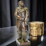 Бронзовая композиция «Полярный лётчик» — фотография 1