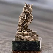 Статуэтка «Сова» на книгах и змеевике — фотография 1