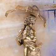 Бронзовая картина «Связь времён. Девушка с зонтиком» с росписью и подсветкой — фотография 7